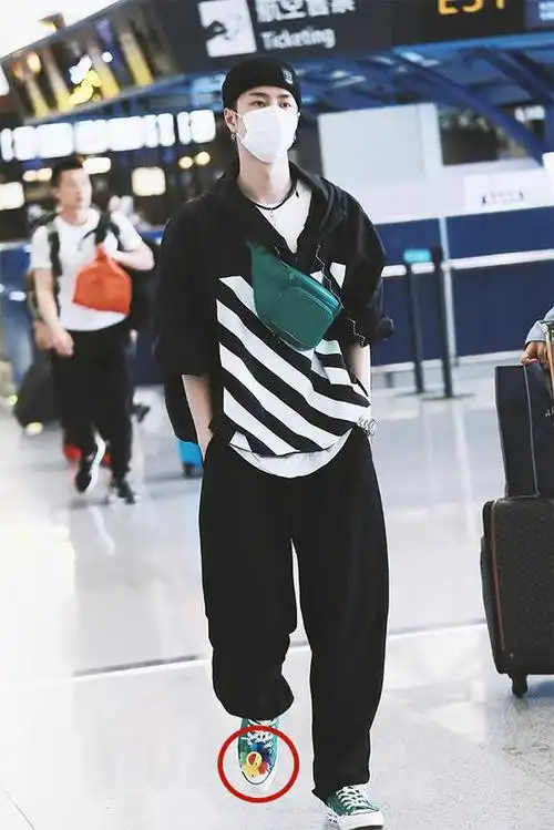 王一博穿匡威怕撞鞋故意别上一个小挂饰非常适合大佬气质了