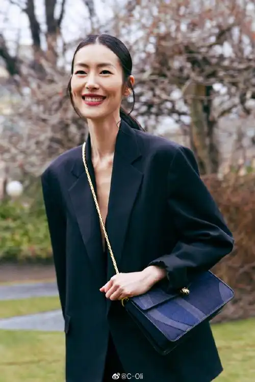 刘雯米兰时装周黑裙造型