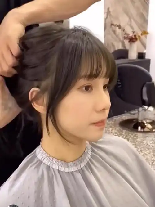 tony老师说建议我上药水烫一下更有型  然后我的法式空气八字刘海就