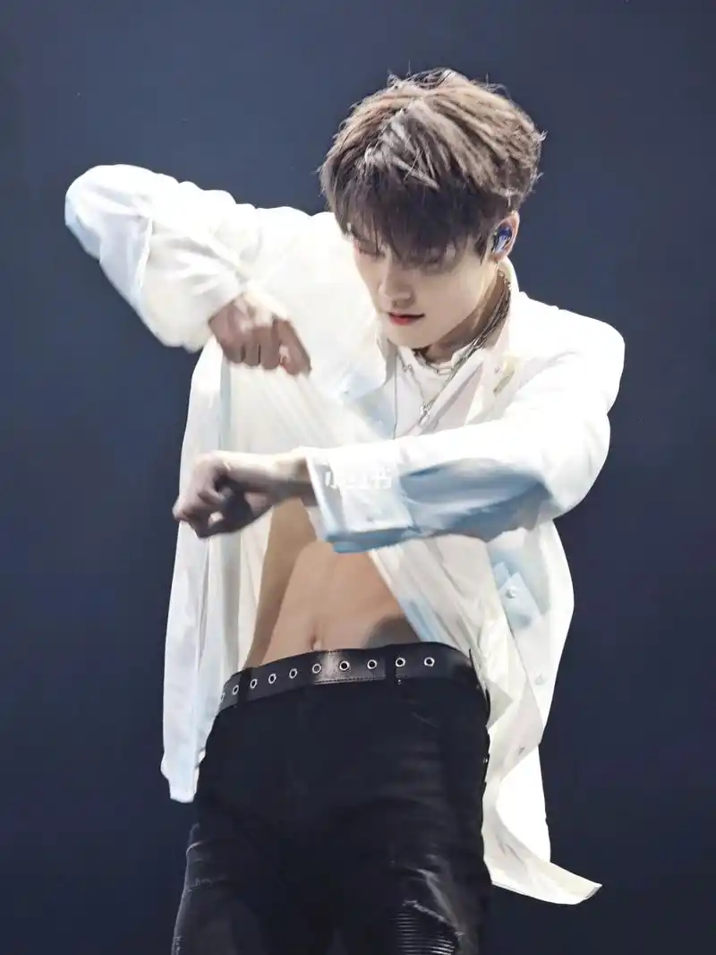 腹肌林彦俊完美下颌线林彦俊语无伦次