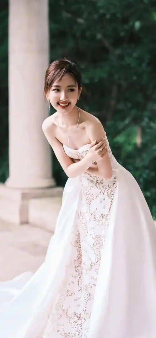 毛晓彤,她的美丽与才华早已在影视圈内传为佳话.