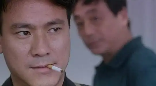 他是周星驰的伯乐,与周润发齐名,如今老到认不出,媳妇造型像他兄弟!