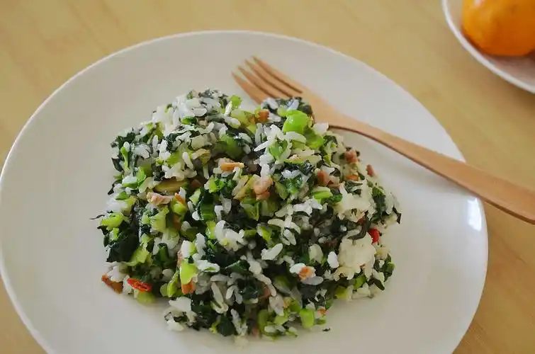 肉末青菜饭,小时候每到糯米收割后妈妈时不时会给大家做的菜饭,很美味