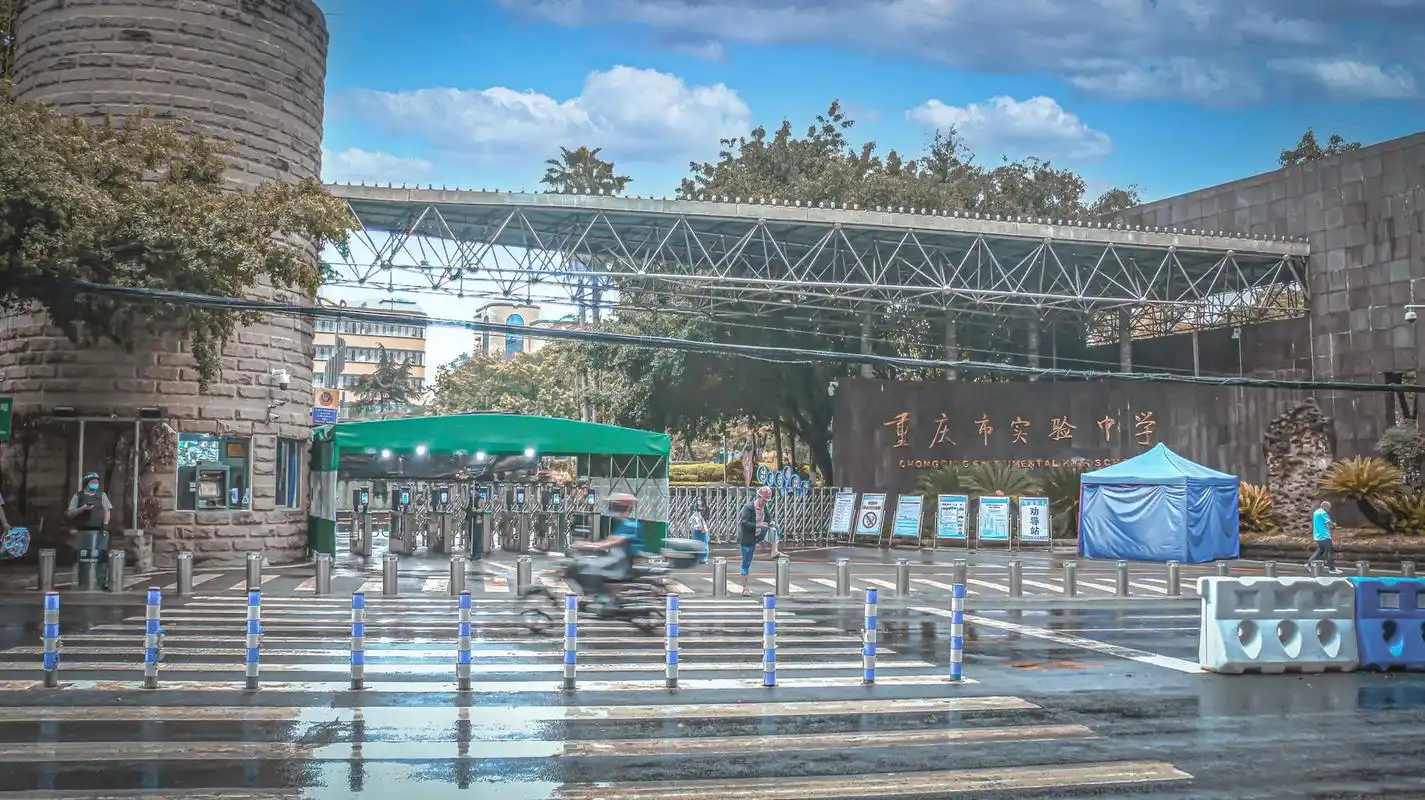 初中3年,高中3年,在巴县中学的6年转瞬即逝,当年的初一小朋友也要迈进