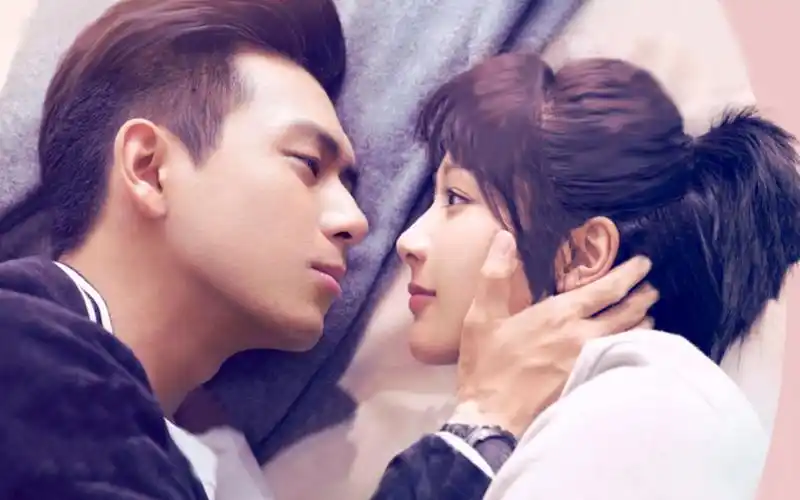 亲爱的热爱的:杨紫赖床索吻,李现敷衍亲一口,杨紫怒扯衣领狂吻