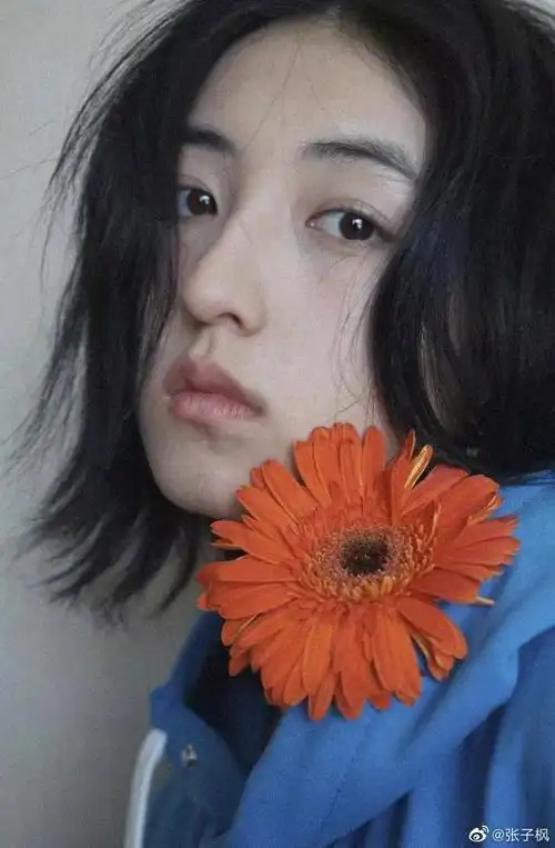 组图张子枫微博晒九宫格自拍穿蓝色卫衣持花对镜头摆pose