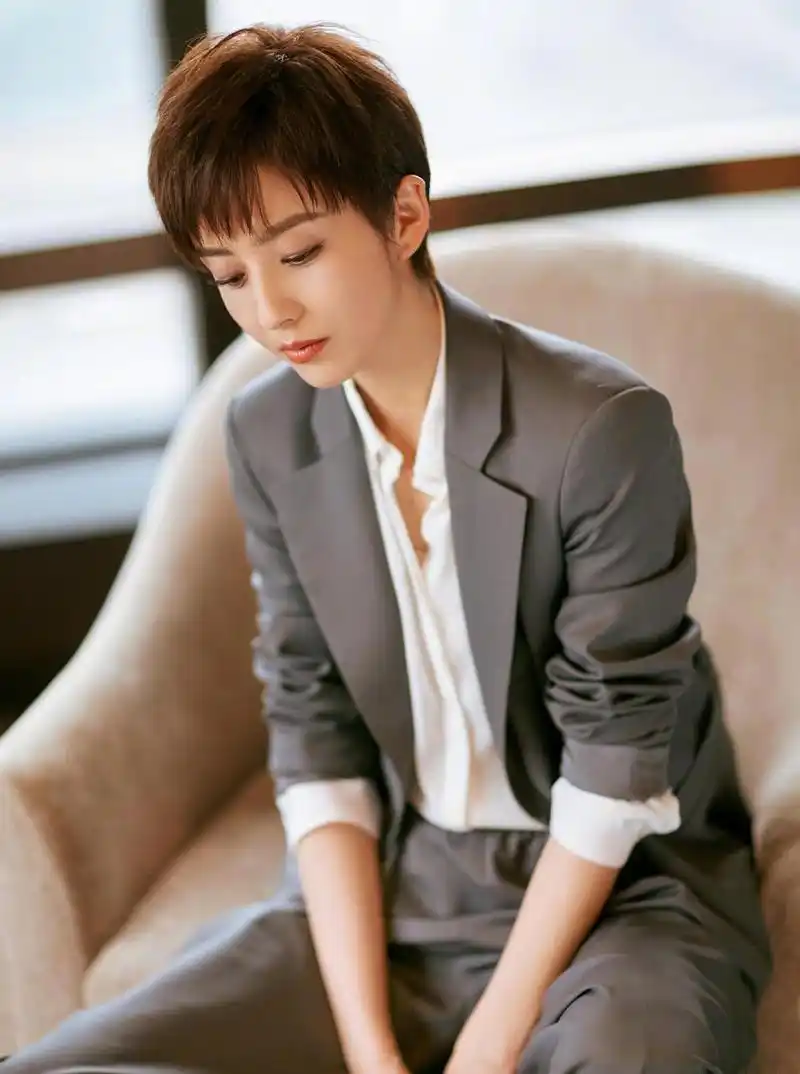 佟丽娅图片 佟丽娅短发西装帅气图片