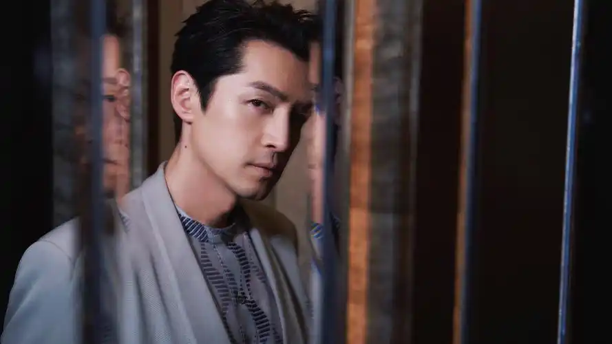 胡歌低调开展新工作,和出版社人员聚餐合影,主动掌镜温柔绅士