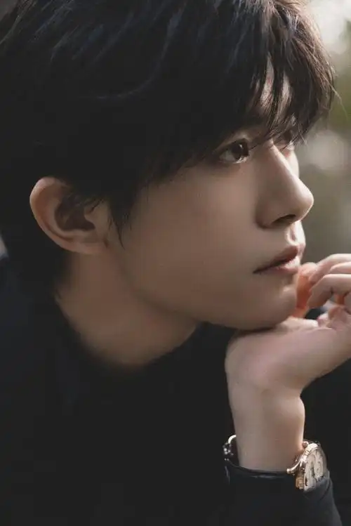 易烊千玺黑西装写真##易烊千玺电影小小的我