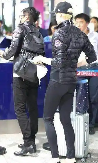 撒贝宁与洋媳妇空降机场,身高差好梦萌,情侣装搭配的太好_章子怡_李白