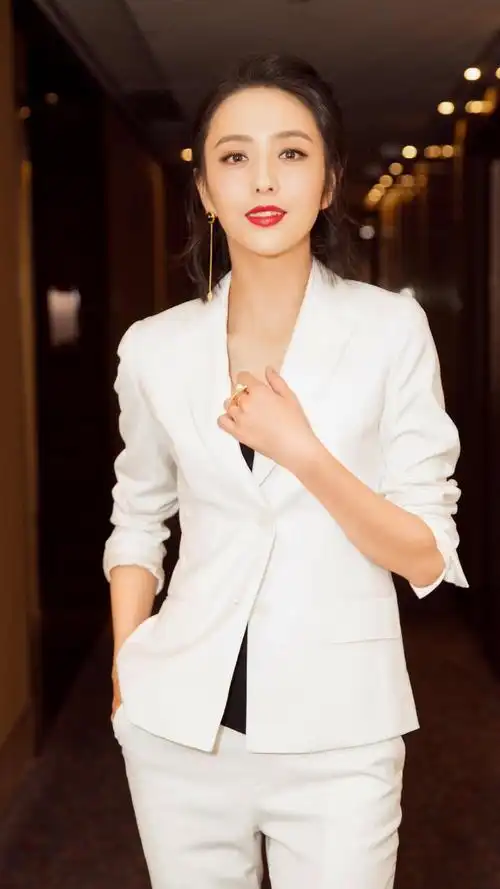 衫配搭亮片银色修身西服套装,再以惹眼红色口红点缀,尽显大女人气场