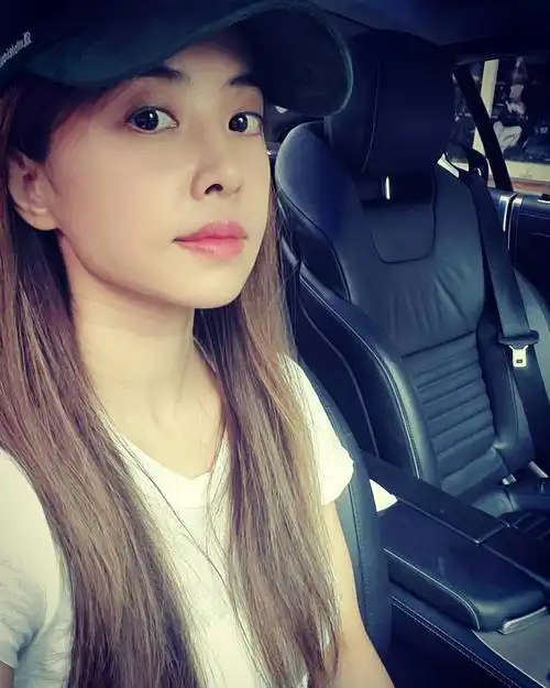 蔡依林晒自拍皮肤白嫩 反戴鸭舌帽俏皮可爱