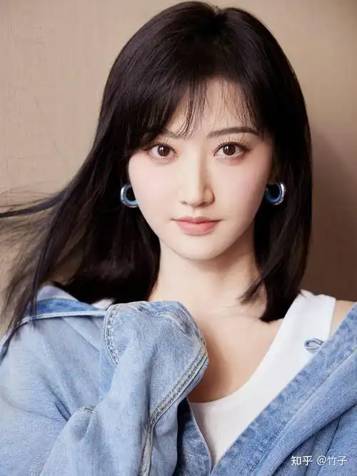 景甜最新美照分享,清新自然小靓丽淡妆浓抹总相宜啊!