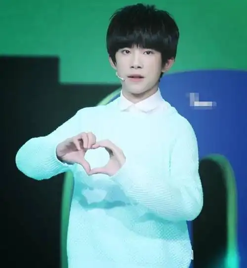 男星的花式比心,杨洋帅气,张艺兴呆萌,可我最服王俊凯!