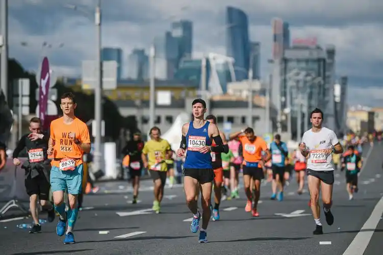 田径——莫斯科马拉松赛举行_比赛