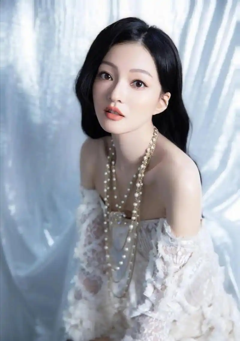 张韶涵奔四了为什么还不结婚? 这问题感觉有两个问题.