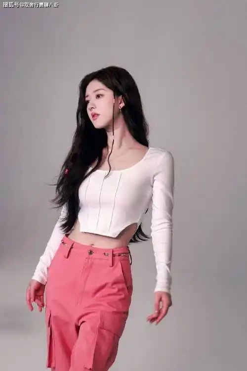 赵露思工作室晒美照,运动风造型笑容甜美,穿露腰上衣大秀蛮腰_照片