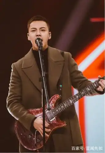 陈伟霆唱歌照片