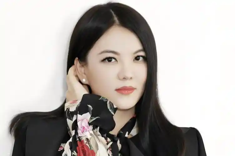 李湘卖二手物品,毛巾1560元,手套990元,穷人买不起,富人不会买_腾讯