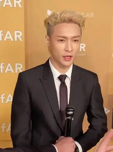 张艺兴外网红毯生图