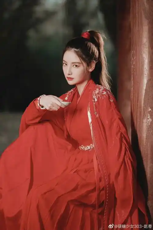 赵粤红衣古装英气十足,高马尾造型飒气满满
