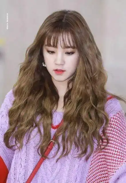 杨幂欧阳娜娜都在烫这款卷发get到同款脸小10倍