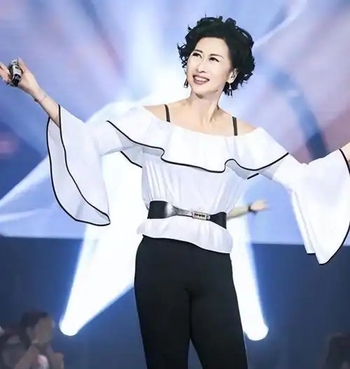 看了62岁叶倩文和65岁朱玲玲同框,我才知道,什么才是"骨相美"_腾讯