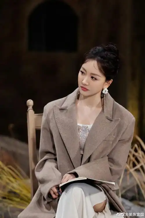 杨蓉灯泡耳环##杨蓉灯泡耳环高清剧照