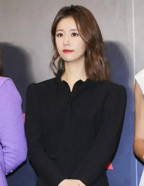 林心如上班穿着太惊艳二分裙加丝袜吸睛用抱枕挡住生怕走光