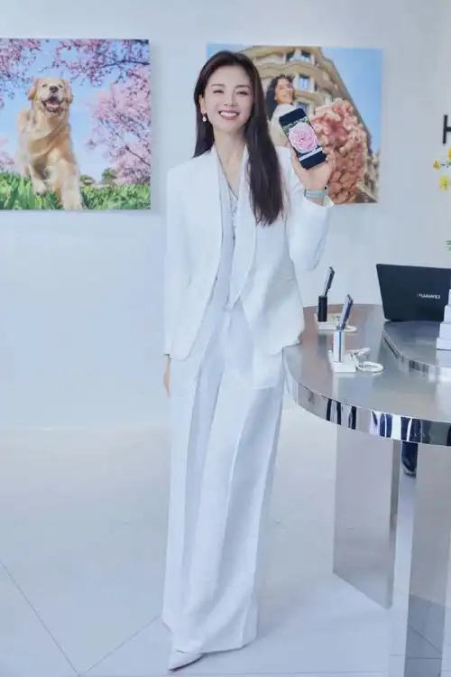 这一身look是真清清"白白"全白西装搭配新中式内搭的刘涛真的飒到我了