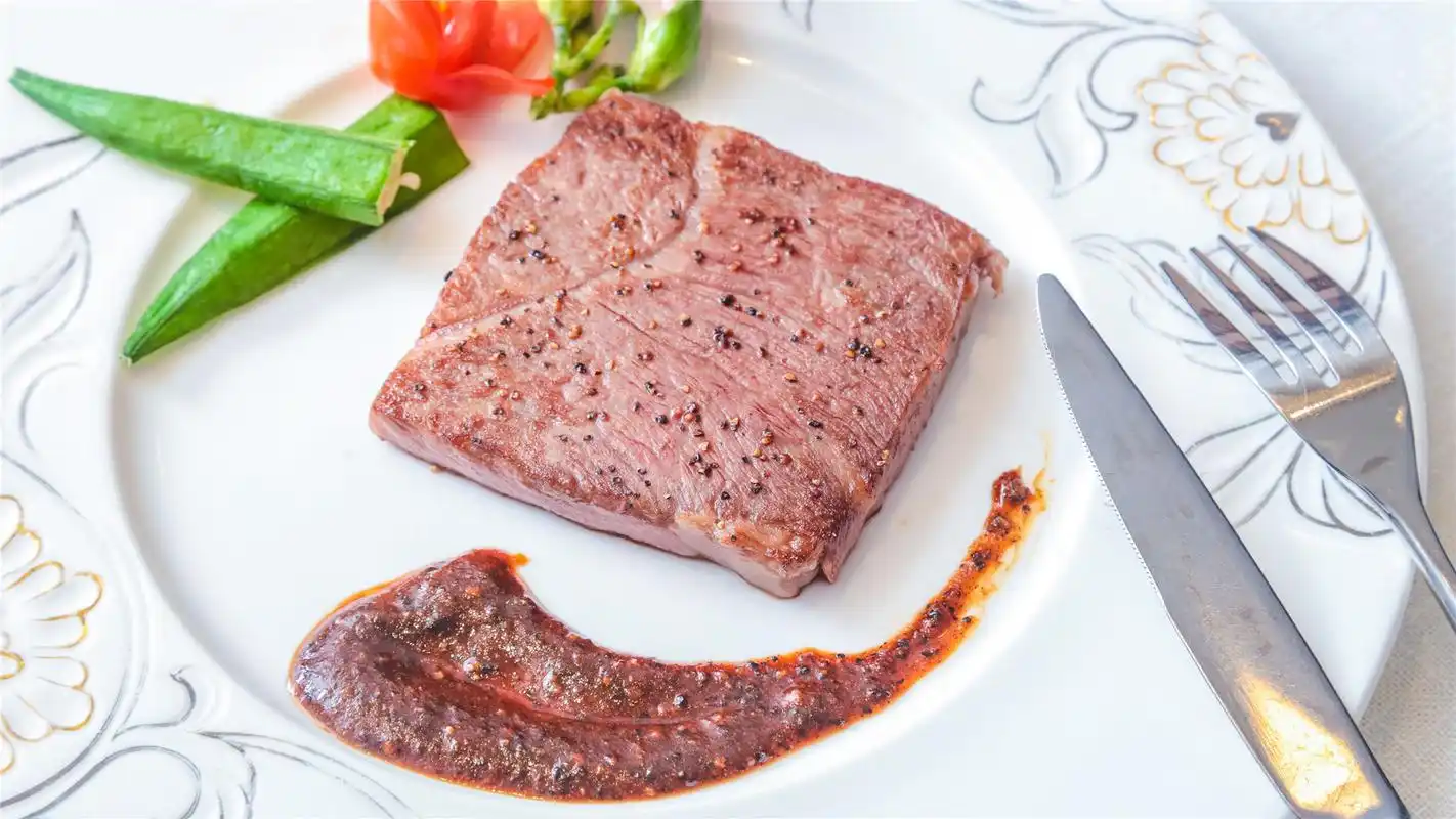 精致的牛排摆盘高清桌面壁纸