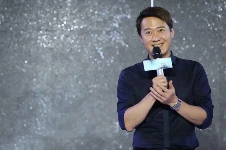 现场评委纷纷"跪拜",黎明现身《蒙面唱将猜猜猜》?