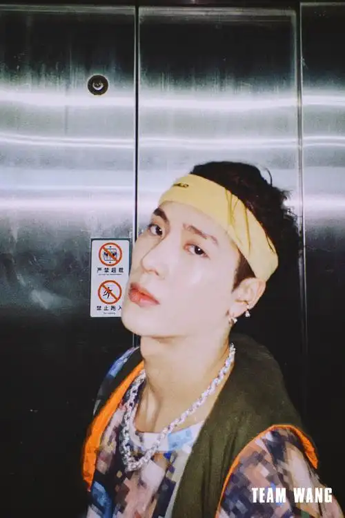 王嘉尔黄色发带造型#王嘉尔最新港风街拍大片,黄色发带造型,潮流吸睛