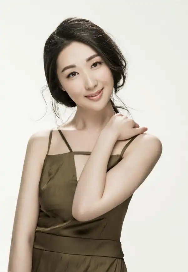 涂黎曼:气质温婉的古典没人,眼神冷清娃娃脸,搭配起来很有味道