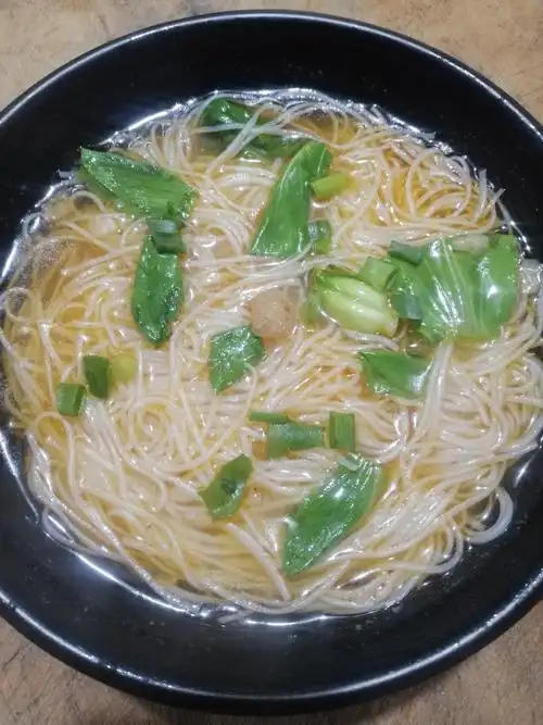 第四步:加入调料. 这就是我的"清汤粉干",妈妈很喜欢. 你们喜欢吗?