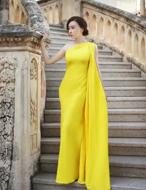 「毛俊杰」红毯穿一身宽松系领连衣裙,翻身效果更让人印象深刻_时尚