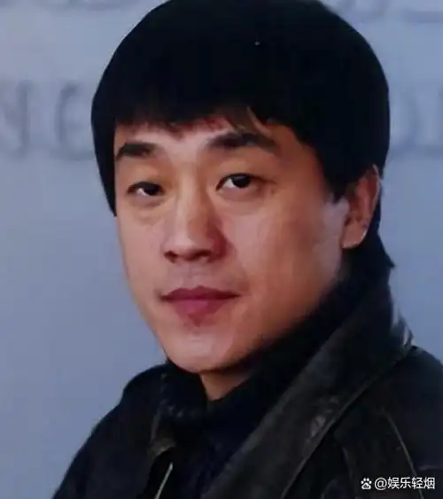 不愧是演员何冰,看看他妻子是谁