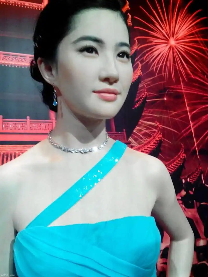 刘亦菲,蜡像,黄圣依三个人长得非常相似,让人有些分不清楚啊!0498