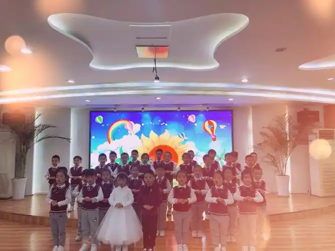 中三班的小朋友已经迫不及待想要开嗓了,他们带来了合唱《郊游》