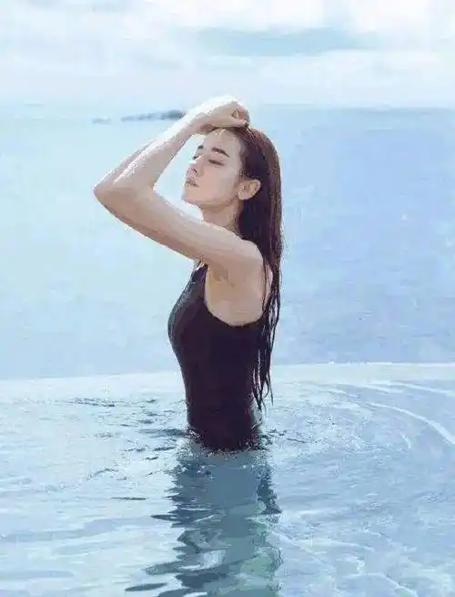 当神仙姐姐刘亦菲脱去衣服换上泳装,又纯又欲又诱人_身材_电视剧_是一