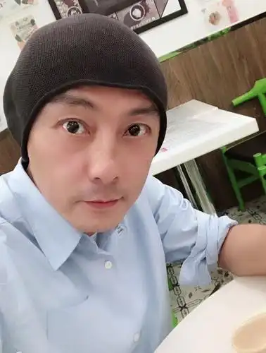 与此同时,张卫健还特意放出自己的近照自拍,宽慰粉丝焦急的内心,暖心