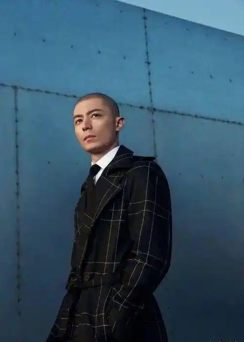 霍建华"神颜"名不虚传,穿西装风衣化身摩登男士,光头也帅气!