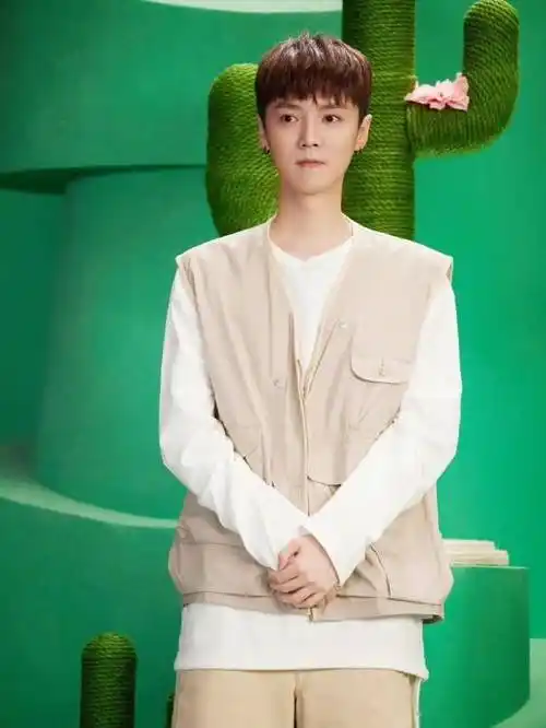 鹿晗短发生图曝光黑色皮衣变身酷盖和刘雯同框两人气场太强