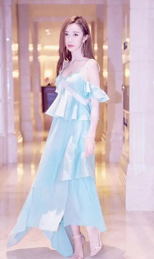 气质美女潘时七漂亮的鹅蛋脸肤白貌美身材超棒颜值特别高