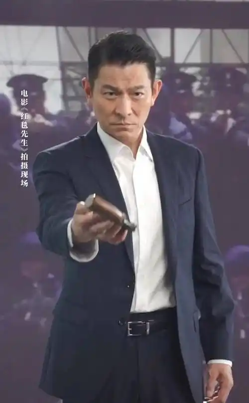 刘德华再玩耍枪动作,30多年过去依然熟练_电影_视频_先生