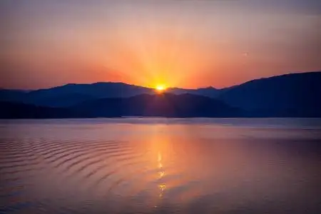 的夏季旅行与太阳, 椰子树和海滩木制与美丽的蓝色大海和蓝天的沙滩上
