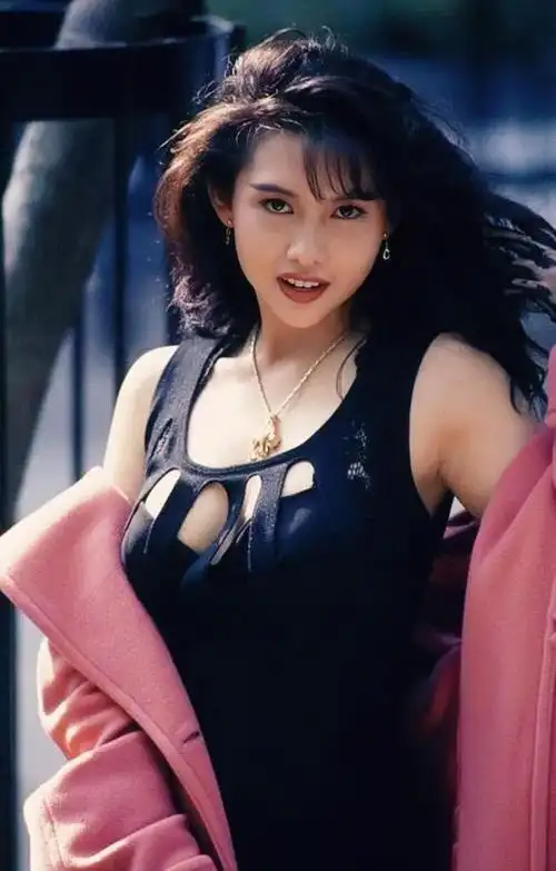 邱淑贞年轻的时候真美穿的裙子款式独特太有女人味