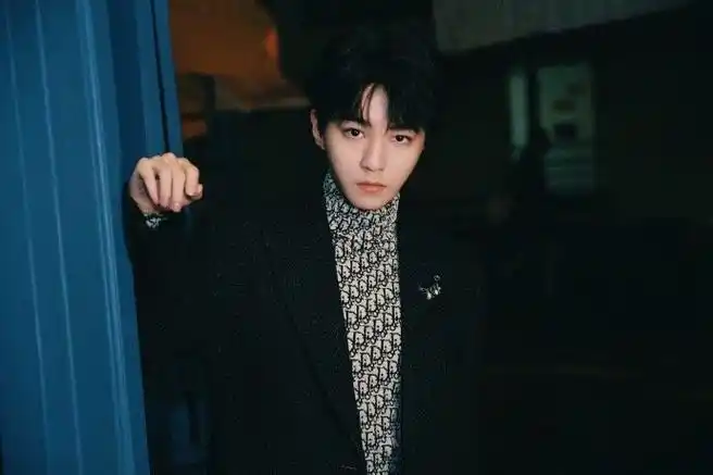 王俊凯黑色大衣造型##王俊凯巴黎时装周预告