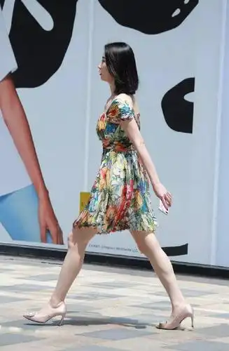 美女穿上高跟鞋,瞬间拥有女神的姿态