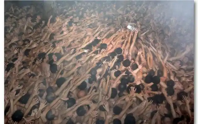 一万名裸男,深夜10点一起出动,抢一块木头.抢到的人最好运,福气最大.